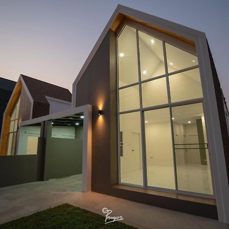 Kanchanaburi Modern Home Exterior photo